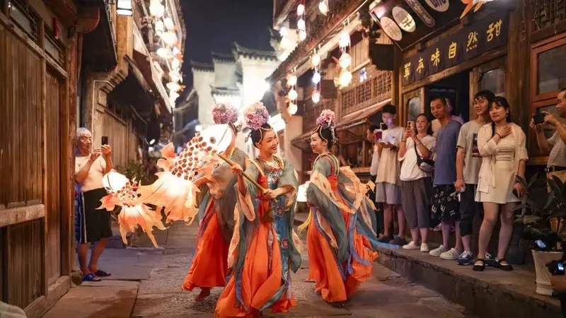 周末古镇夜游上新 浙江多座古镇沉浸式玩法激活夏夜消费