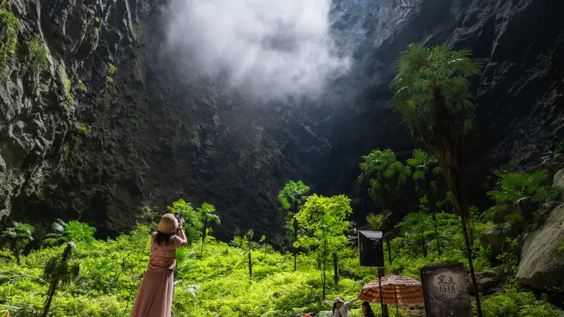 湖北宣恩夏日避暑游升温 多景区游客扎堆消暑打卡