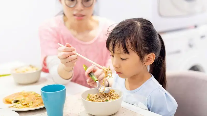 4种常见错误喂饭方式正拖垮娃脾胃 不少家长天天这么做 快改