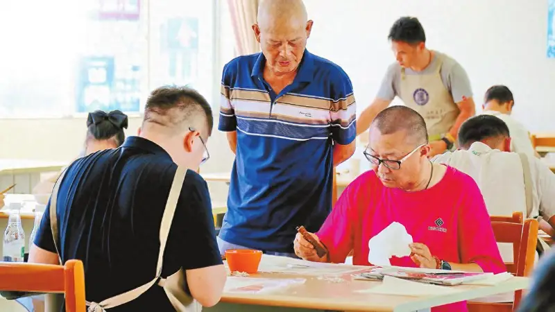 通海图书馆学员参与古籍修复课程 以轻稳手艺呵护百年书叶