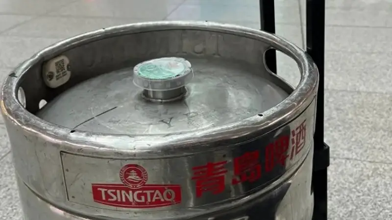 青岛车站现铁桶扎啤返乡潮 成今夏最火伴手礼