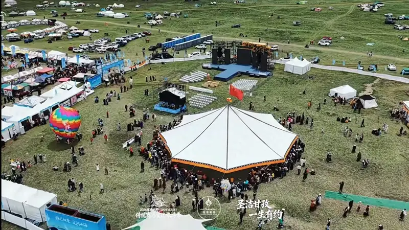 暑期清凉小城游火了 四川多地上演民俗文旅新玩法