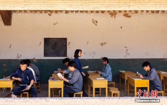 中国首座脱贫攻坚主题沉浸式戏剧村落开园