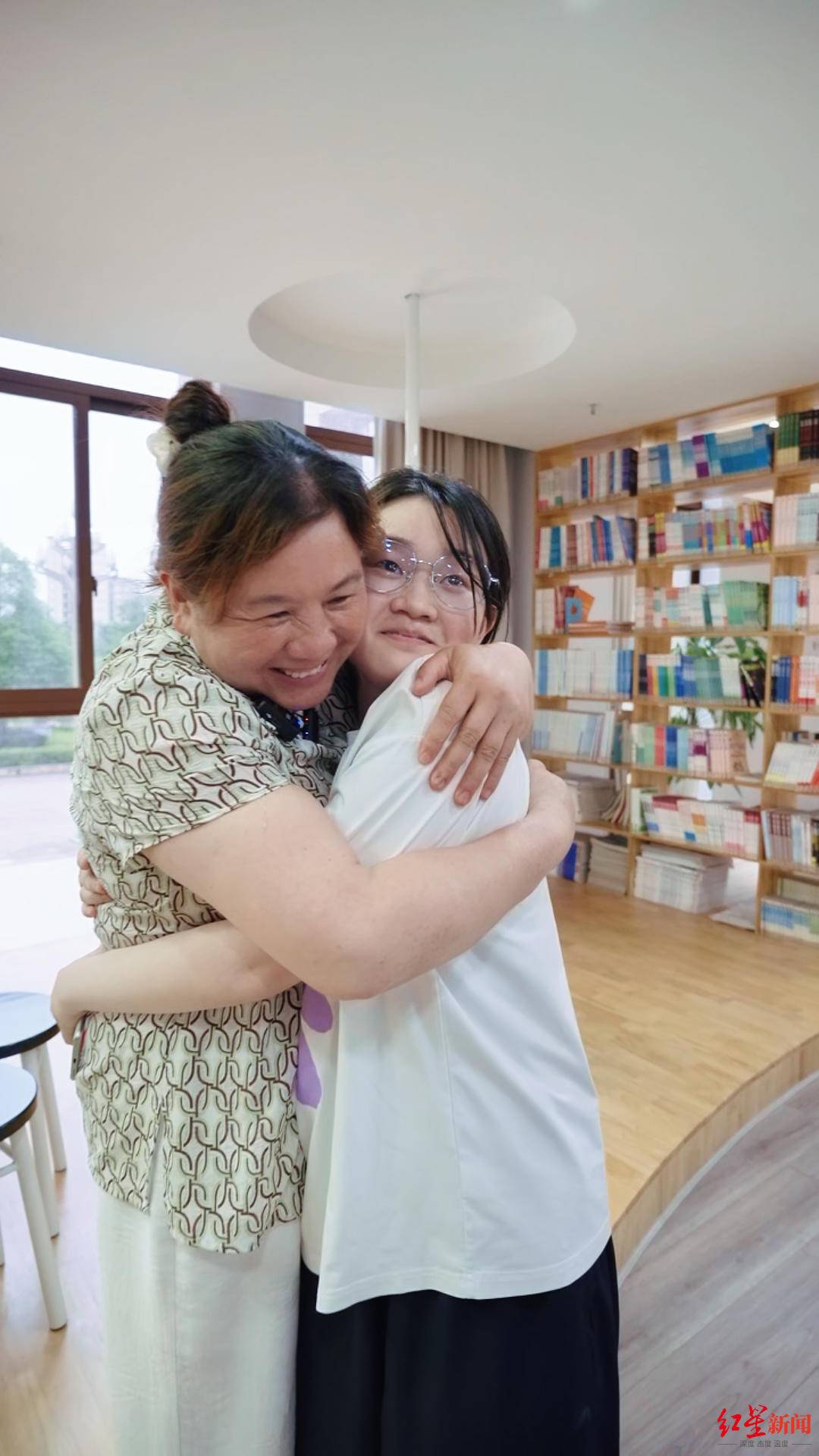 扛了6年钢管，女儿考出全省历史类前五名！对话“工地母亲”邹品芝：“我这个妈妈还行吧”