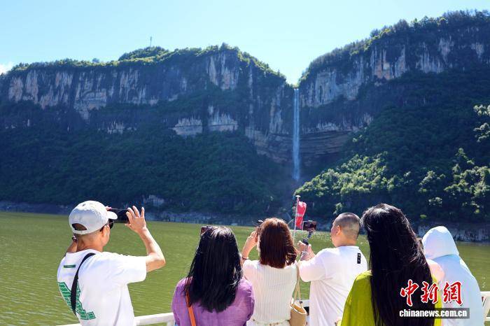 湖北恩施：清江山水引客来