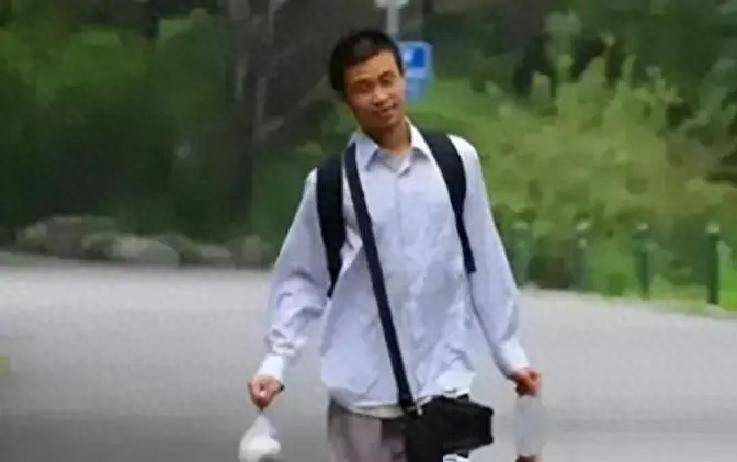 韦东奕妈妈露面了！干一辈子讲师没评上教授，儿子却成了＂韦神＂