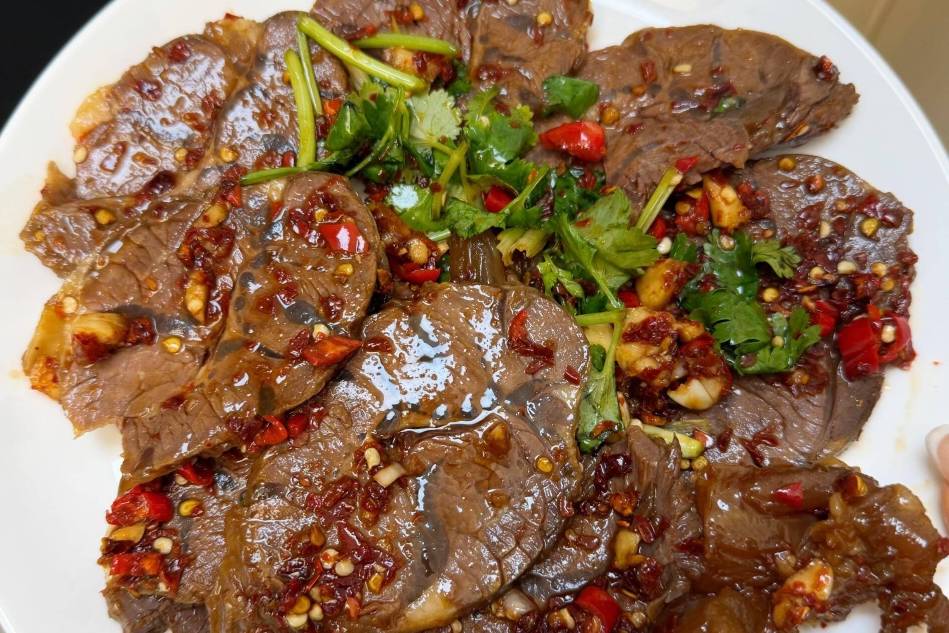 解锁牛肉新吃法—凉拌牛肉，秘方全在这碗红油里，冷藏一夜更入味！