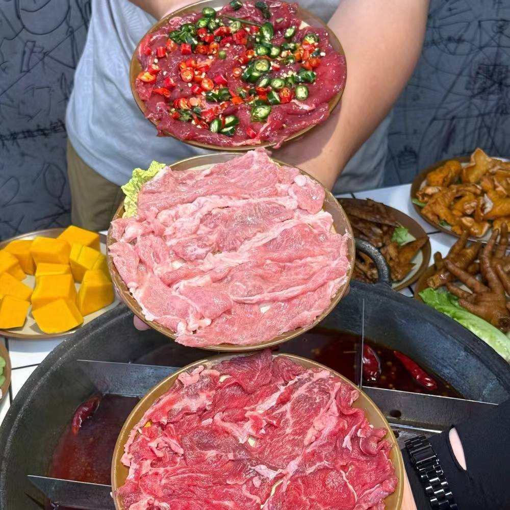 逛洪崖洞周边能找到什么样的本地特色火锅