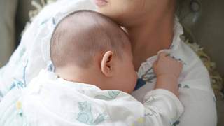 都说母乳是宝宝的“液态黄金”,好在哪里?新手妈妈如何开始? | 全国母乳喂养宣传日