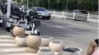 7月25日日照一海水浴场多枚隔离石墩被涂抹沥青 游客带娃经过鞋身均中招