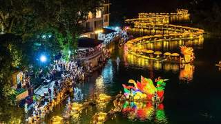 2026年7月25日晚 广西阳朔遇龙河龙凤巡游点亮夜航引游客打卡