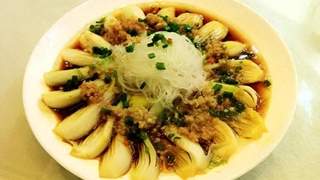 蒜蓉粉丝蒸白菜成餐桌热选 无油烟做法简便适配全年龄段