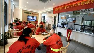 杭州一乡镇食堂给老年环卫工提供“1元午餐”：荤素三个菜还配点心，多方给予补贴