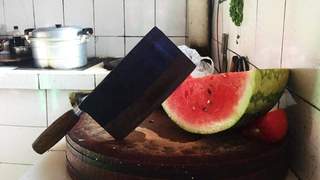 夏日里最温柔的切瓜瞬间