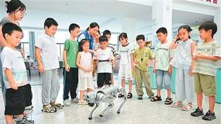 7月29日宜春市科协走进馨苑社区 科普集市现场展出机器狗引孩子围观