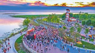 8月1日傍晚 洪湖湖畔上演本土乐队惠民音乐会