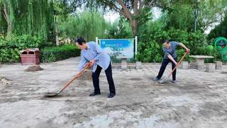 敦煌党河清淤现场 花甲古稀老人挥锹上阵合力护河