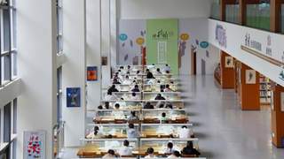 武威凉州区图书馆暑期日均接待读者超四千人次 市民读书避暑成风尚