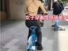 广东街头惊现“几根带子”装?女子骑车背影引围观,网友吵翻:这到底是自由还是辣眼?