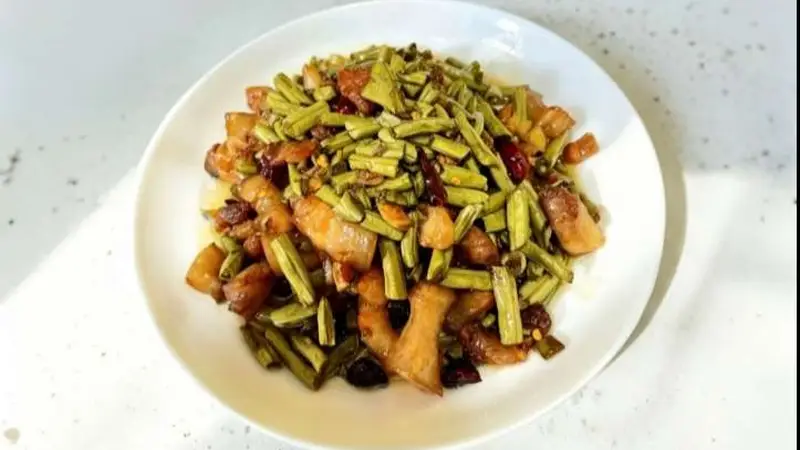气温飙升食欲不振 这道酸豆角炒肉成家庭下饭首选