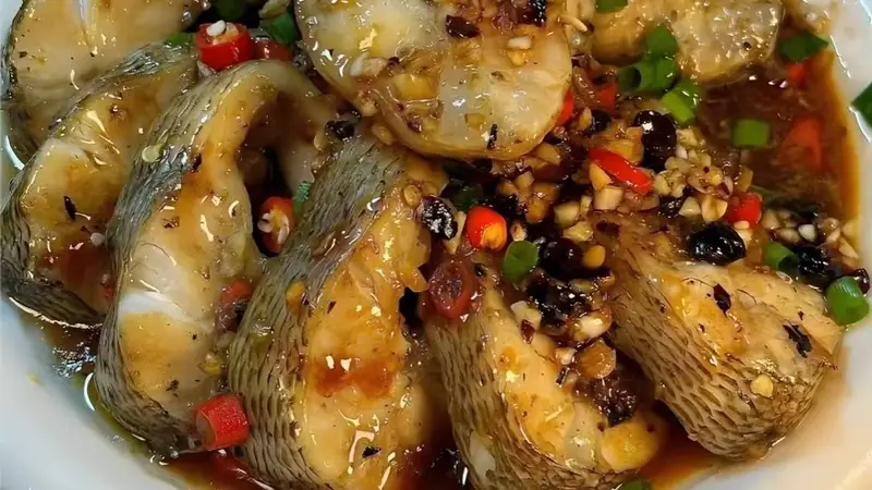 蒜香豆豉蒸豉蒸鲈鱼：豉香钻进每一丝鱼肉，嫩到筷子夹不住！