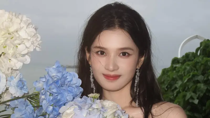 张婧仪新剧花絮曝光 手捧绣球笑容甜美