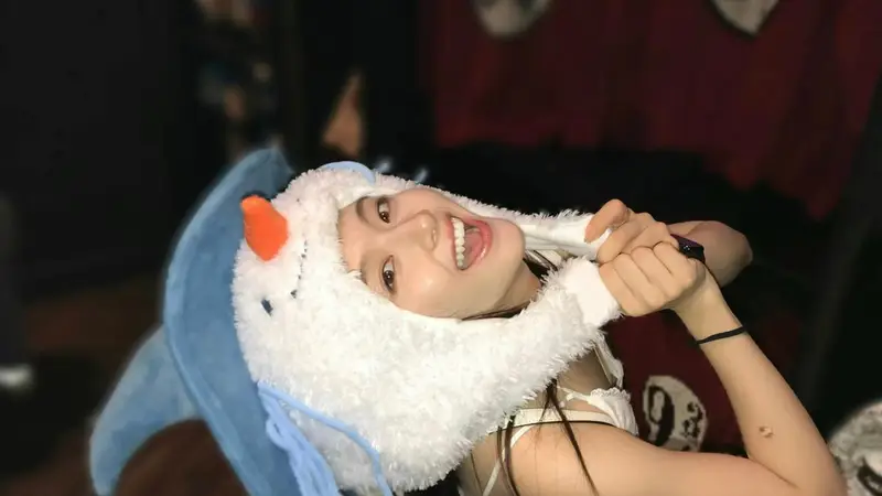 李兰迪戴雪人帽度假照曝光 俏皮可爱活力十足
