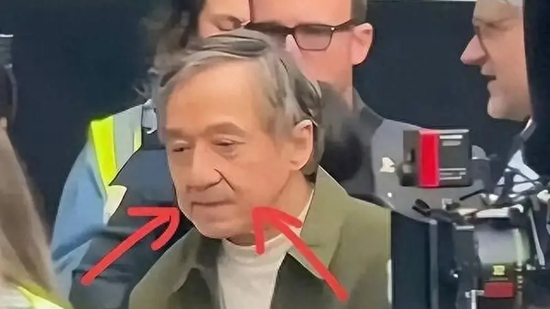 72岁成龙悼念谢贤,三年送别十余位好友,悼念评论区突现追问私秘荒诞一幕