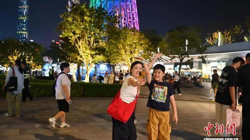 7月23日晚广州塔夏夜绚丽 成暑期热门打卡点