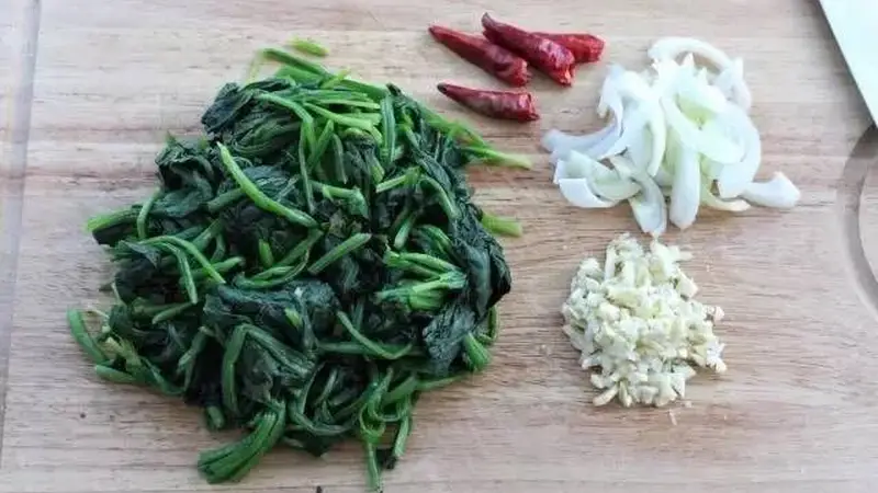 快手开胃菜做法：三伏天必吃的花生米拌菠菜，做法简单下饭又爽口