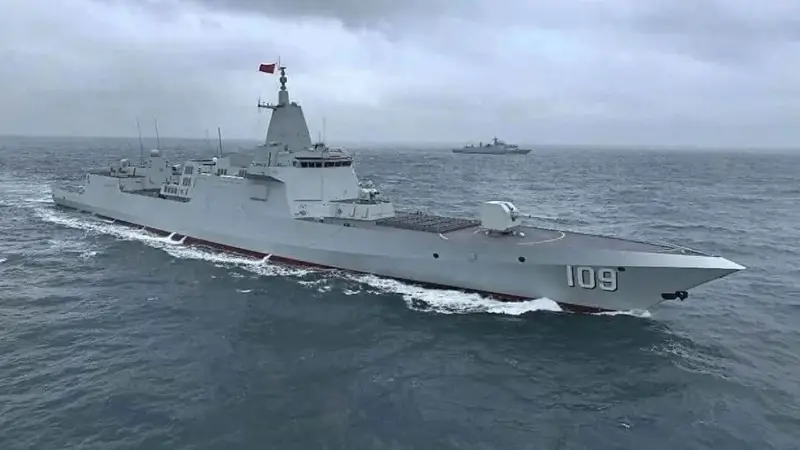 055万吨大驱成规模进驻东海 十舰同框彰显海上体系威慑力