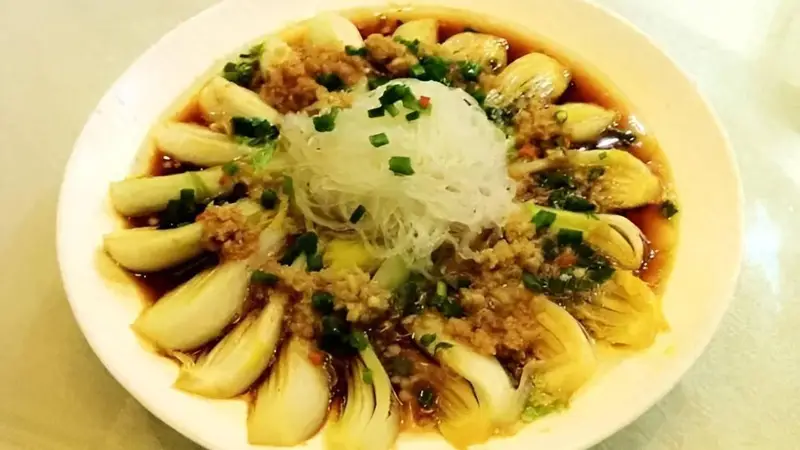 蒜蓉粉丝蒸白菜成餐桌热选 无油烟做法简便适配全年龄段