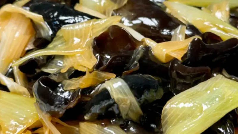 葱烧木耳这样做才香!金黄葱油焖炒 脆嫩超入味