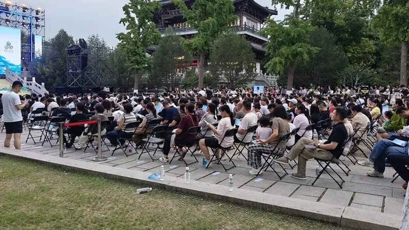 高举手机拍不停，外地游客称来济旅游偶遇泉水节很幸运