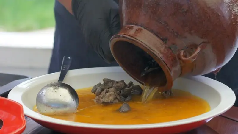 火塘不熄,乡愁可食:保山非遗美食的温润邀约