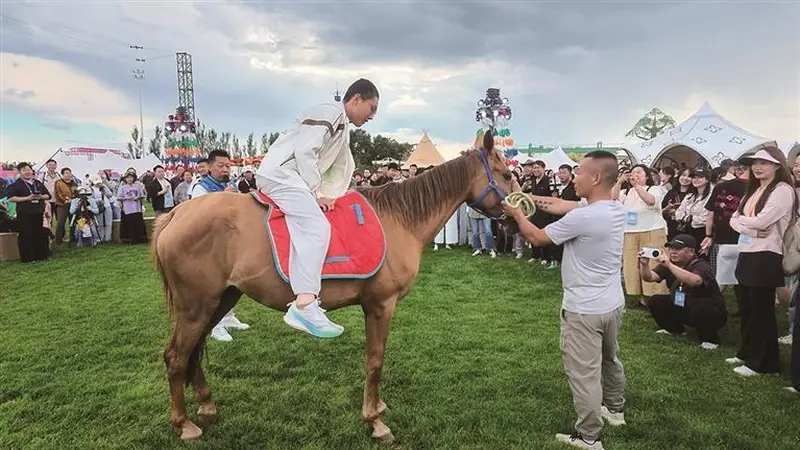 呼和浩特第三届青岛啤酒音乐节盛启 夏日文旅消费热潮涌动