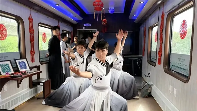 问道崆峒号旅游专列开启21℃盛夏慢游体验之旅