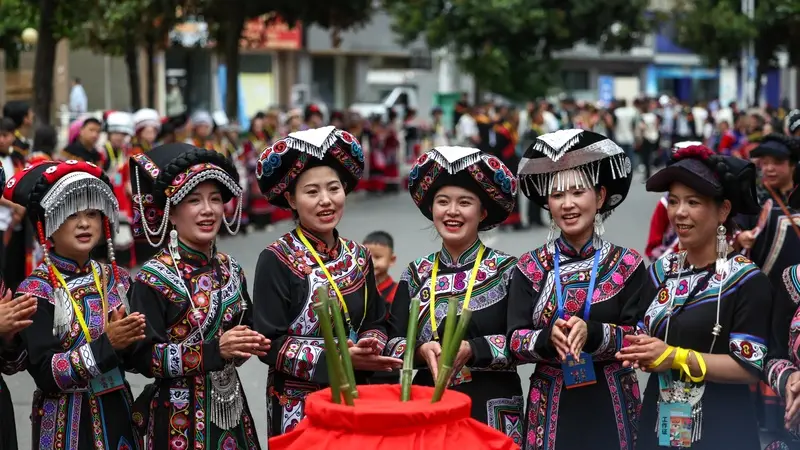 贵州毕节火把狂欢季启幕 高原凉经济持续升温