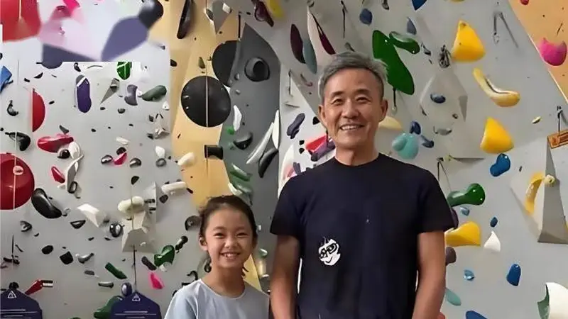 8月4日王石6岁女儿近照曝光 笑容眉眼弯弯引热议