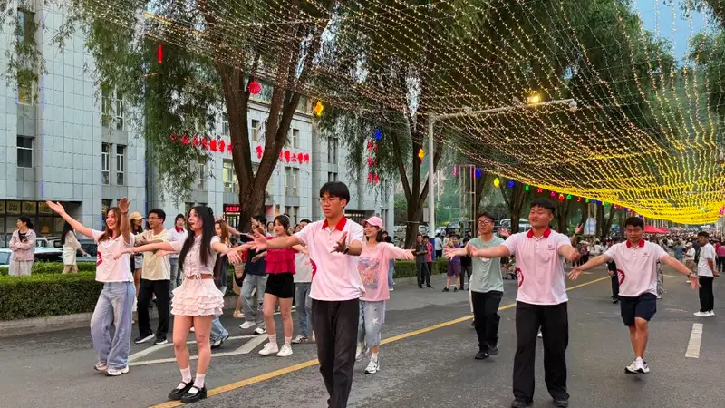 长白县“精彩夜吉林”2026消夏演出季夜市快闪每周常态化推进 已开展9场成夜市特色招牌