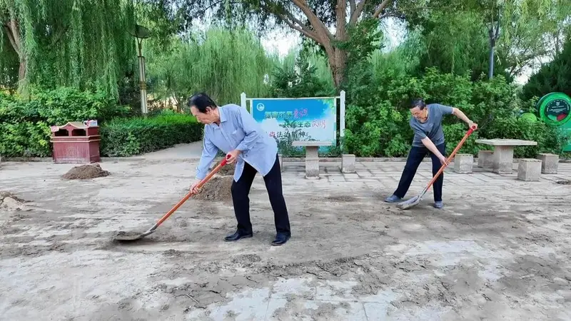 敦煌党河清淤现场 花甲古稀老人挥锹上阵合力护河