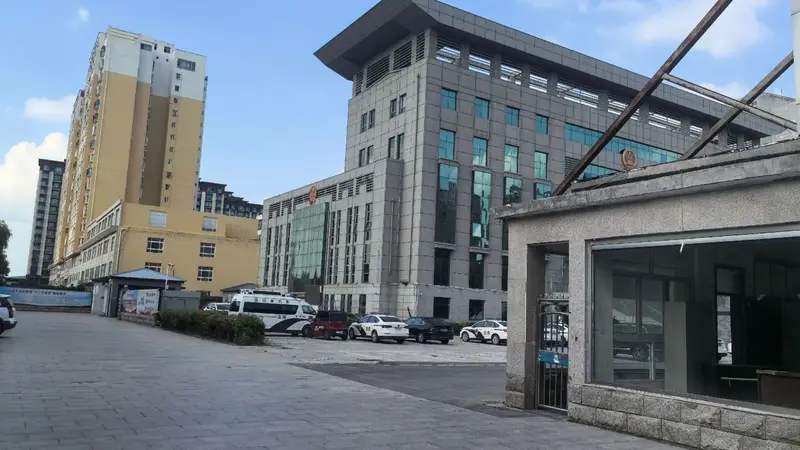 河北邯郸馆陶多机关拆围墙 免费开放内部车位厕所