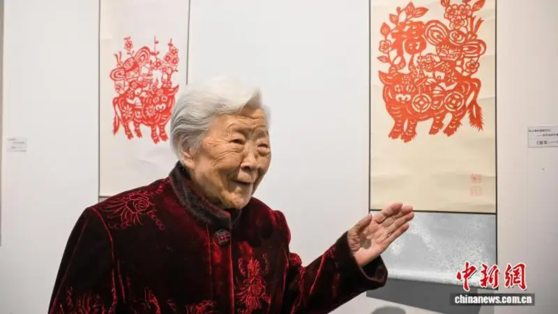 昆明百岁窗花奶奶张月仙百幅剪纸展开幕 见证世纪匠心传承