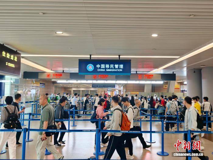 暑运首日3.3万人次中国旅客从浦东国际机场口岸出境