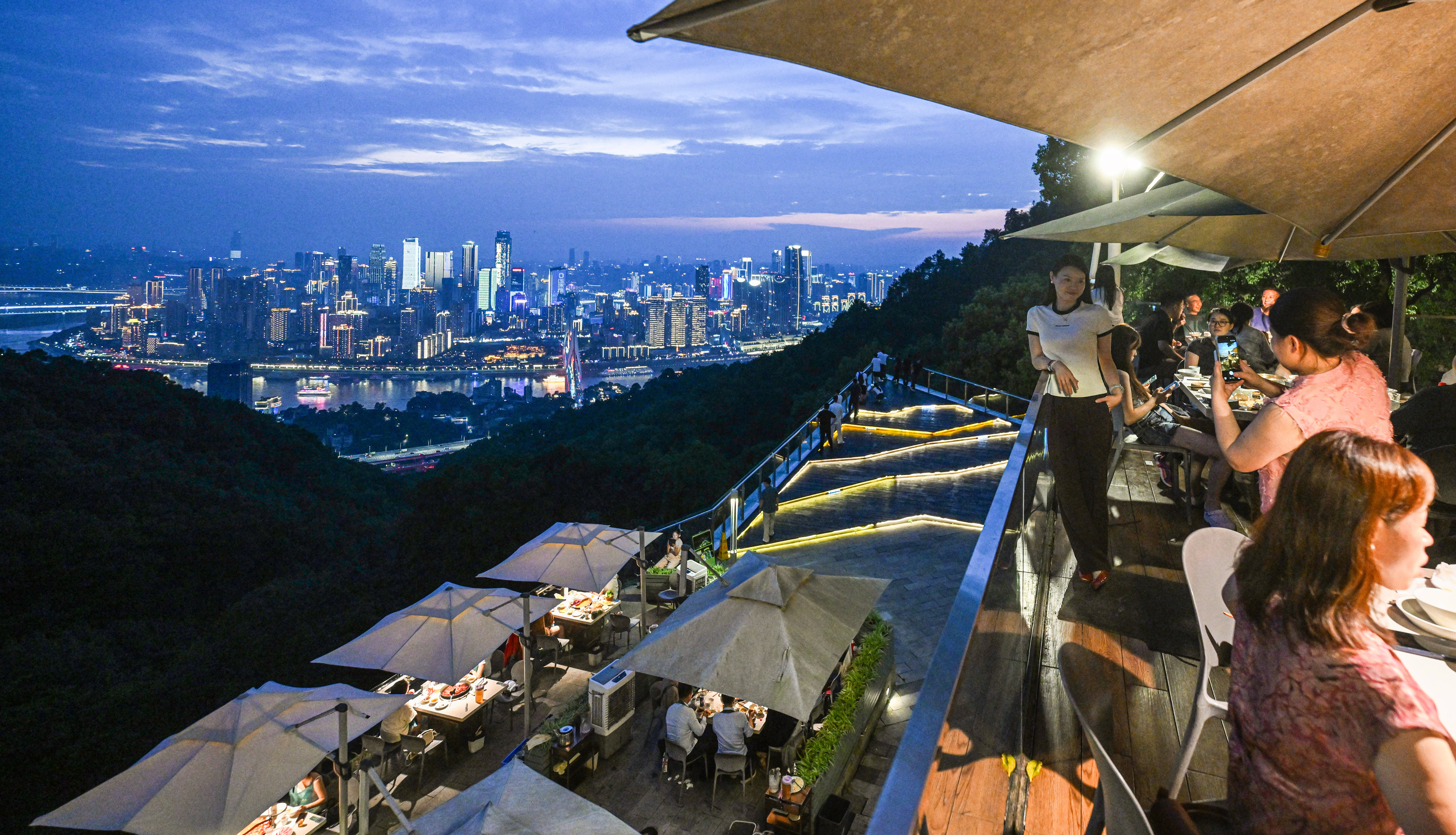 夜景火锅一座难求，夜游山城氛围感拉满