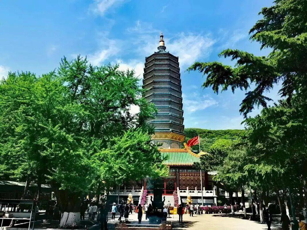 坐火车来石景山，从山间古刹走到河畔日落——