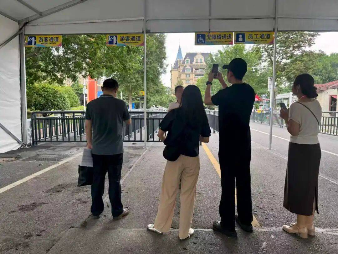 市委外办赴金沙滩啤酒城开展外语标识规范提升专项行动