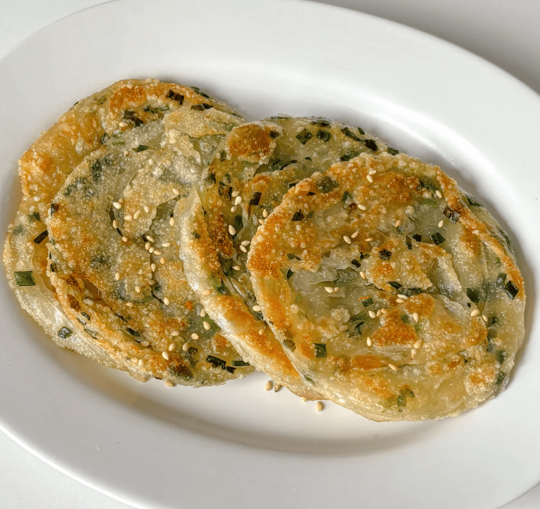 饺子皮葱油饼：酥脆与葱香交织的家常巧思，一口里的生活治愈力