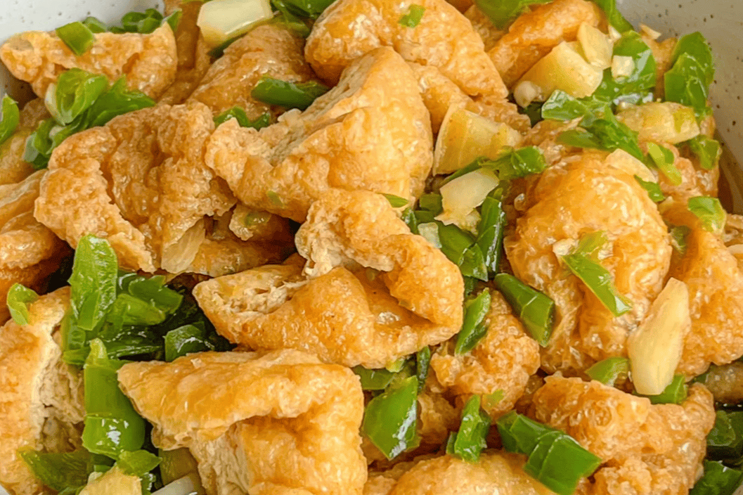 青椒炒豆泡：一口爆汁的家常巧思，平凡食材里的生活治愈力
