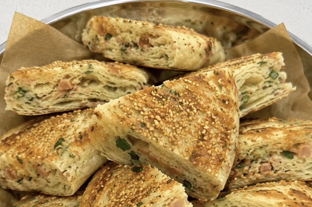 晨光里的麦香治愈：低脂葱花发面大饼